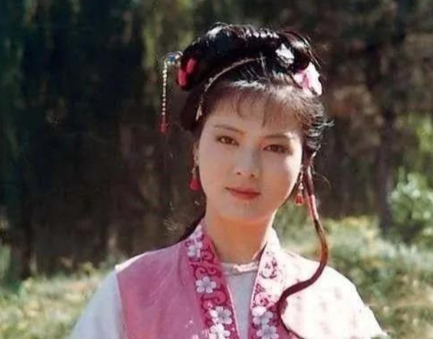 不少猎奇说法谈起古代通房丫头常年穿开裆裤，将缘由简单归结为方便伺候主人，可剥开表