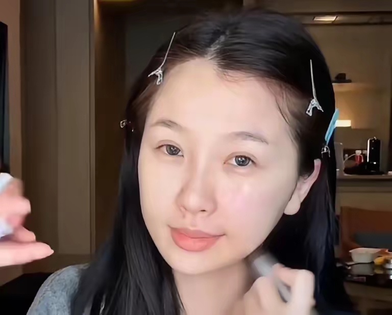 虞书欣素颜状态真的很给普通人底气。 