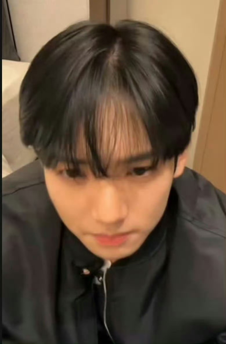 韩维辰应该挺羡慕六颜一沈泉锐的发量吧 ​​​