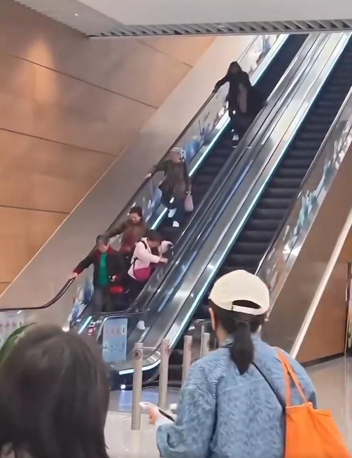 太危险了，这要是摔了算谁的？ 

真的看得人捏一把冷汗！四川天府机场里，几位老人