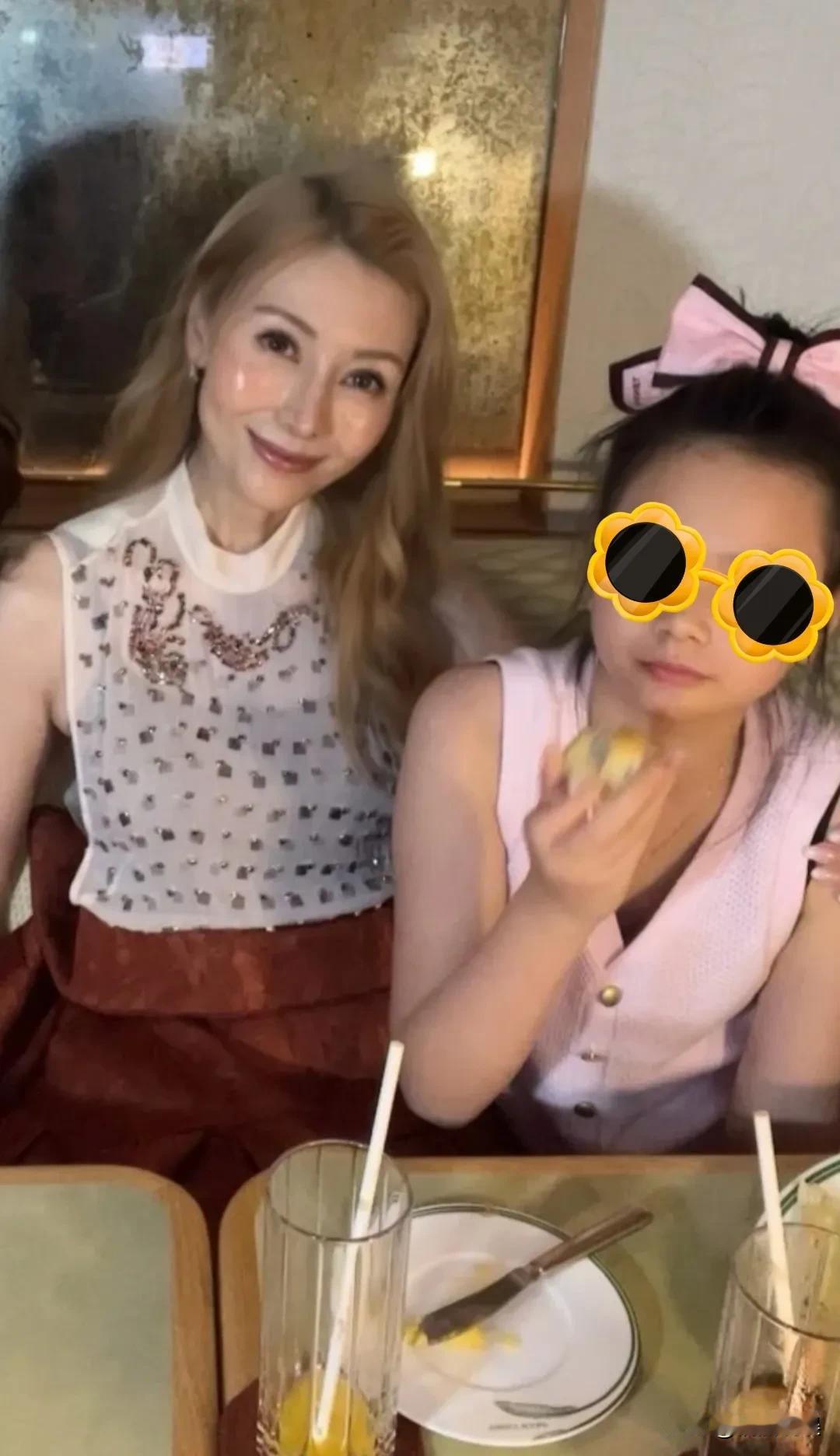 想不到香港第一美人李嘉欣，都没有躲过高科技啊！
李嘉欣和朋友聚餐，穿着一件白色半