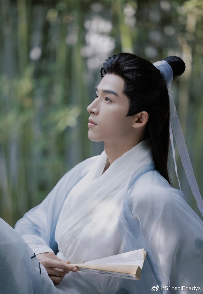 青雾风鸣海报中的罗盘设计精妙，似乎蕴含着诸多秘密，暗示着角色们探寻真相的艰难之旅