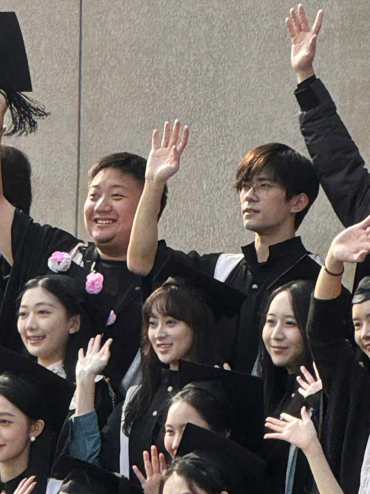 是学士服千玺的毕业照，毕业快乐🎓😭易烊千玺中戏学士服毕业照易烊千玺拍毕业照了