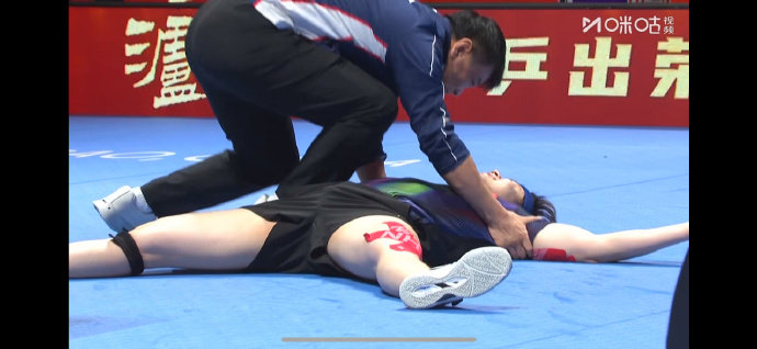 王楚钦躺地庆祝 澳门世界杯男单决赛，王楚钦(CHN)4-3松岛辉空(JPN)王楚