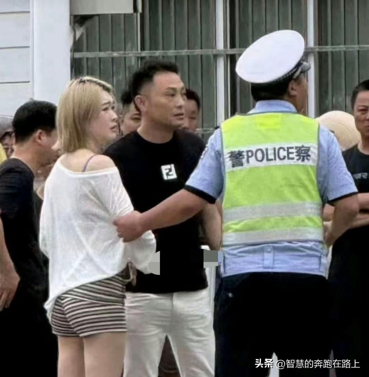 好好两个小朋友就这样没了，一家人承受了天大的打击。

监控里看得清清楚楚，前面有