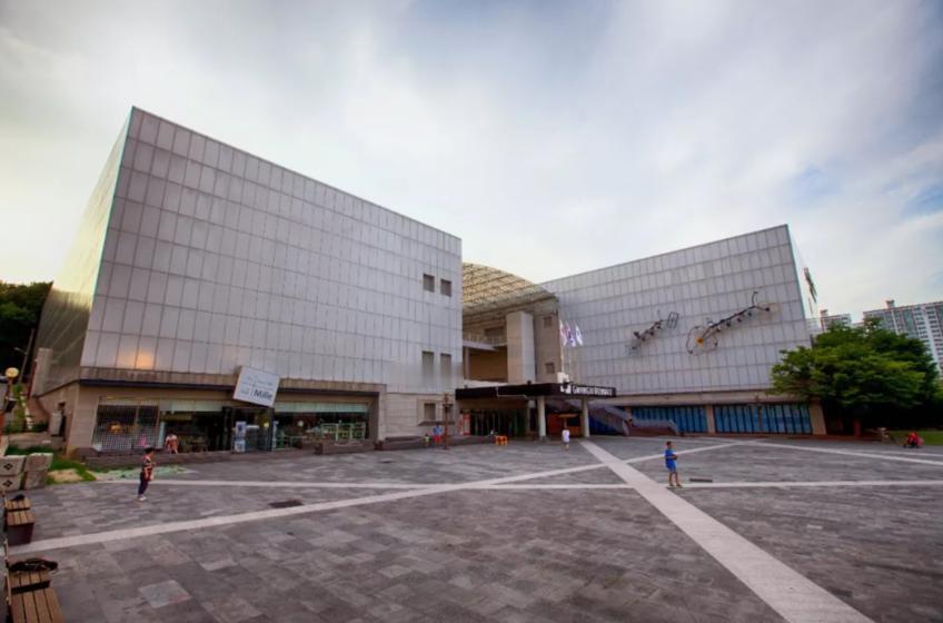 万万没想到，一场艺术双年展，硬生生演变成外交小风波！

韩国光州双年展还没开幕，