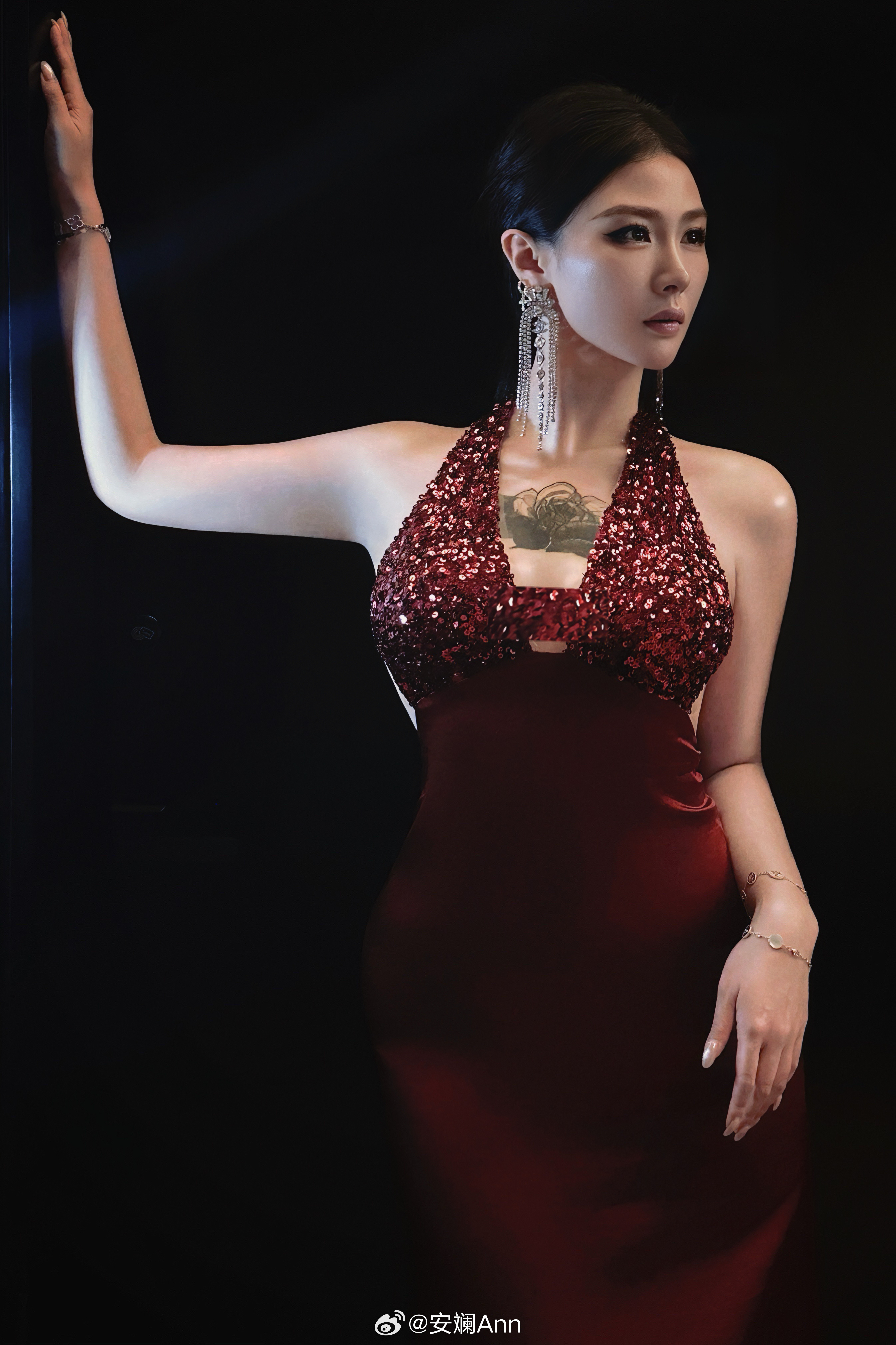 你不是站在新年门口祈求什么而是身穿盔甲 平静地走进去 