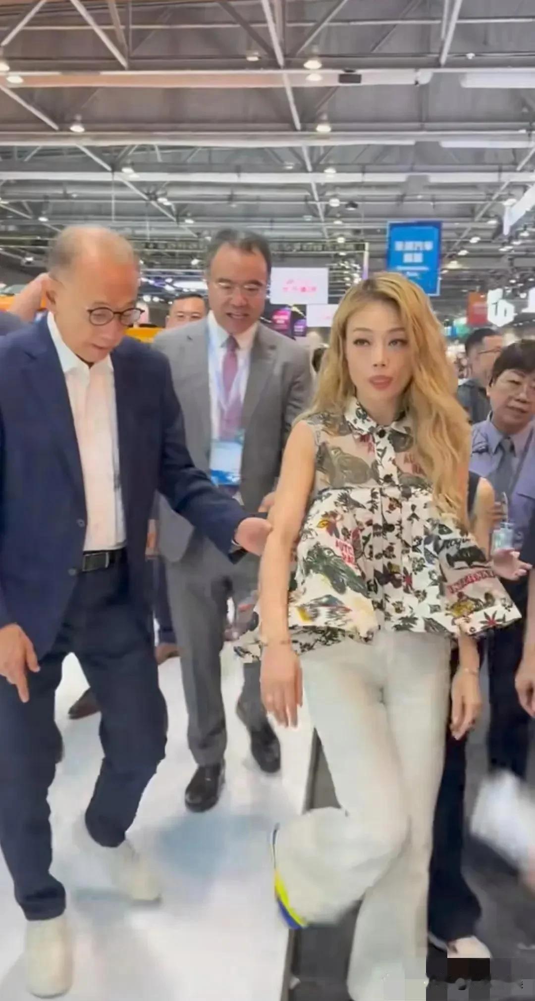 容祖儿，很难嫁出去了！

近日，容祖儿引起热议，不是因为她年龄大了，也不是因为她