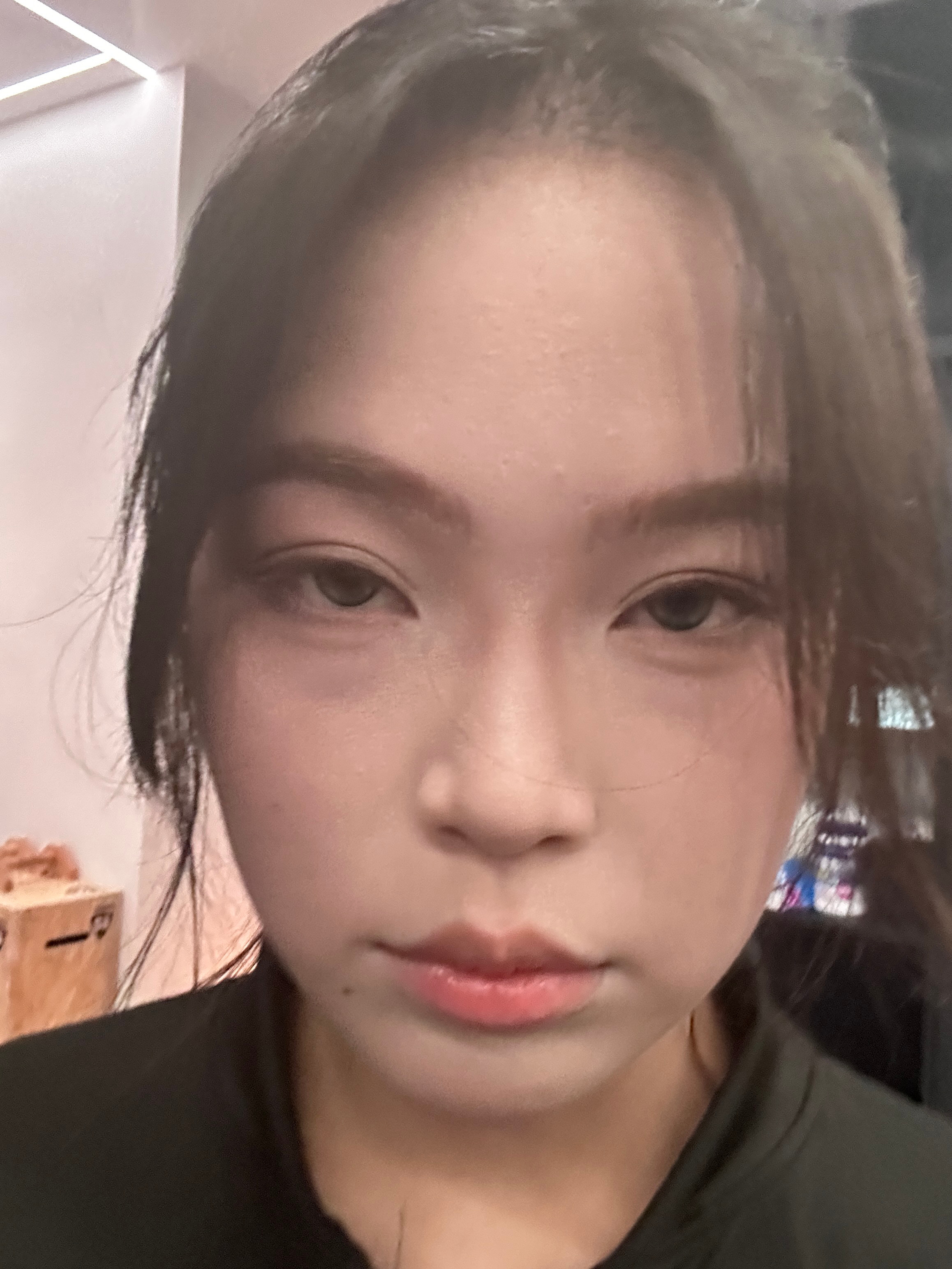 今天两练了。没在状态很正常家人们。这个健身房不知道还以为是洗浴中心呢，尼玛，场地