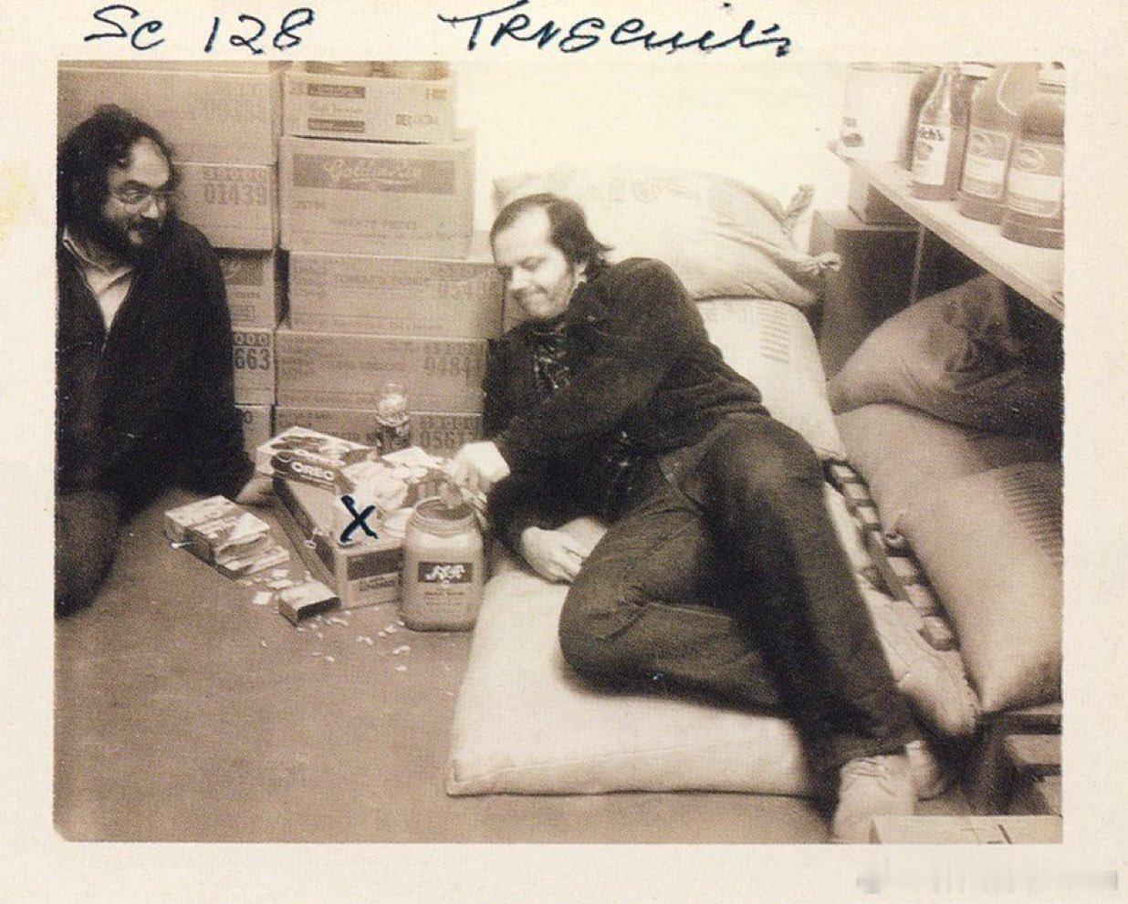 库布里克和杰克·尼科尔森在《闪灵》的一张片场照 