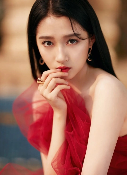 关晓彤是北电双料第一关晓彤的北电双料第一简直是天赋与努力的完美印证！在2016年