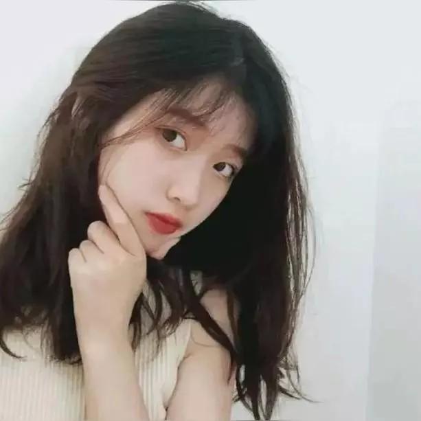 静倚窗前思，红妆对镜妆。半帘月影寄新愁 亭前花影 淡抹红妆 红妆倚苇 倚栏照 独