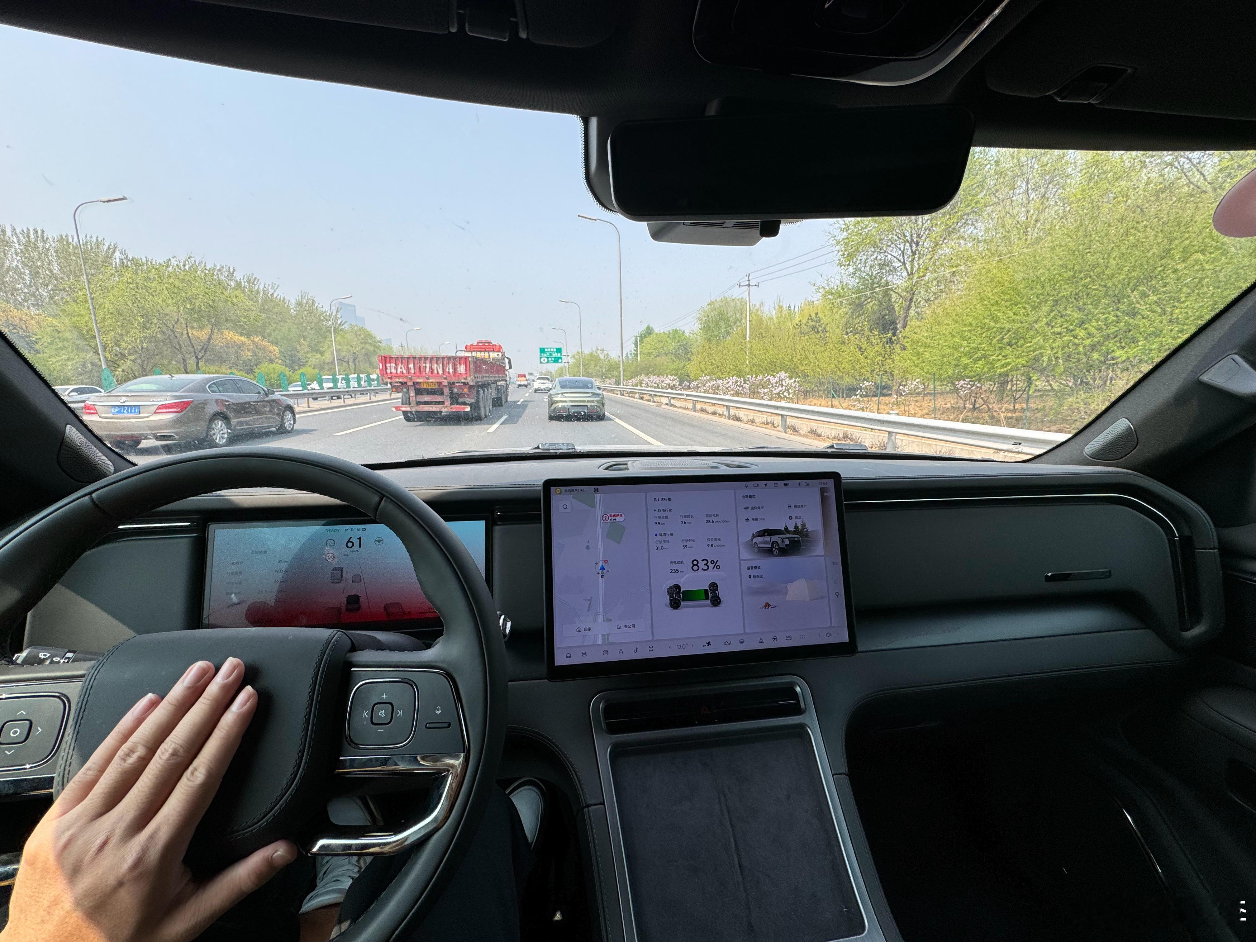 早上提了个试驾车，后备厢很好玩，一路跟着一辆绿色野生小米SU7回的单位；晚上健完