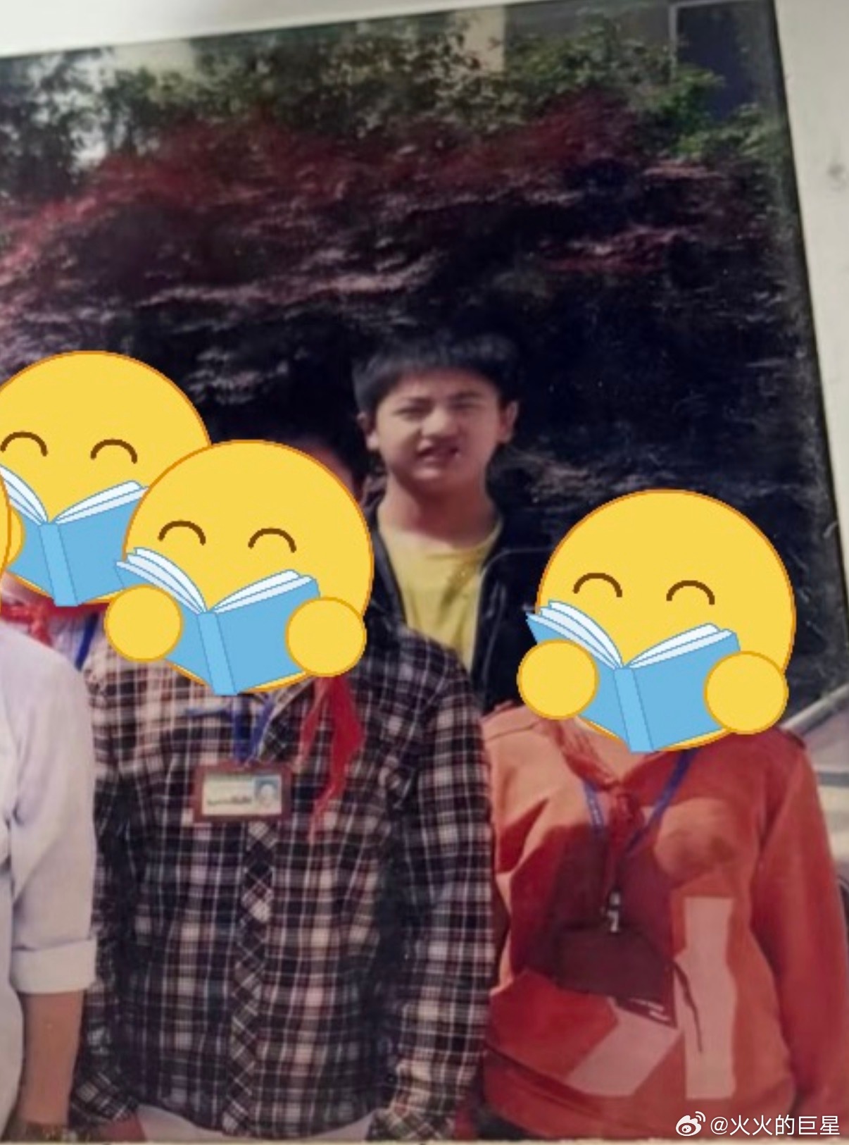 萌萌的小学生张凌赫小学奥数毕业生合照张凌赫小学奥数班毕业照