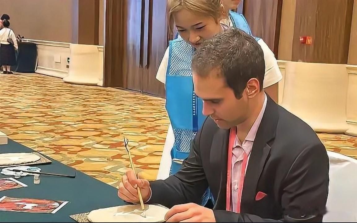 美国主播疑享“量身定制”招聘，90万年薪引公平性质疑。
近日，敦煌市融媒体中心一