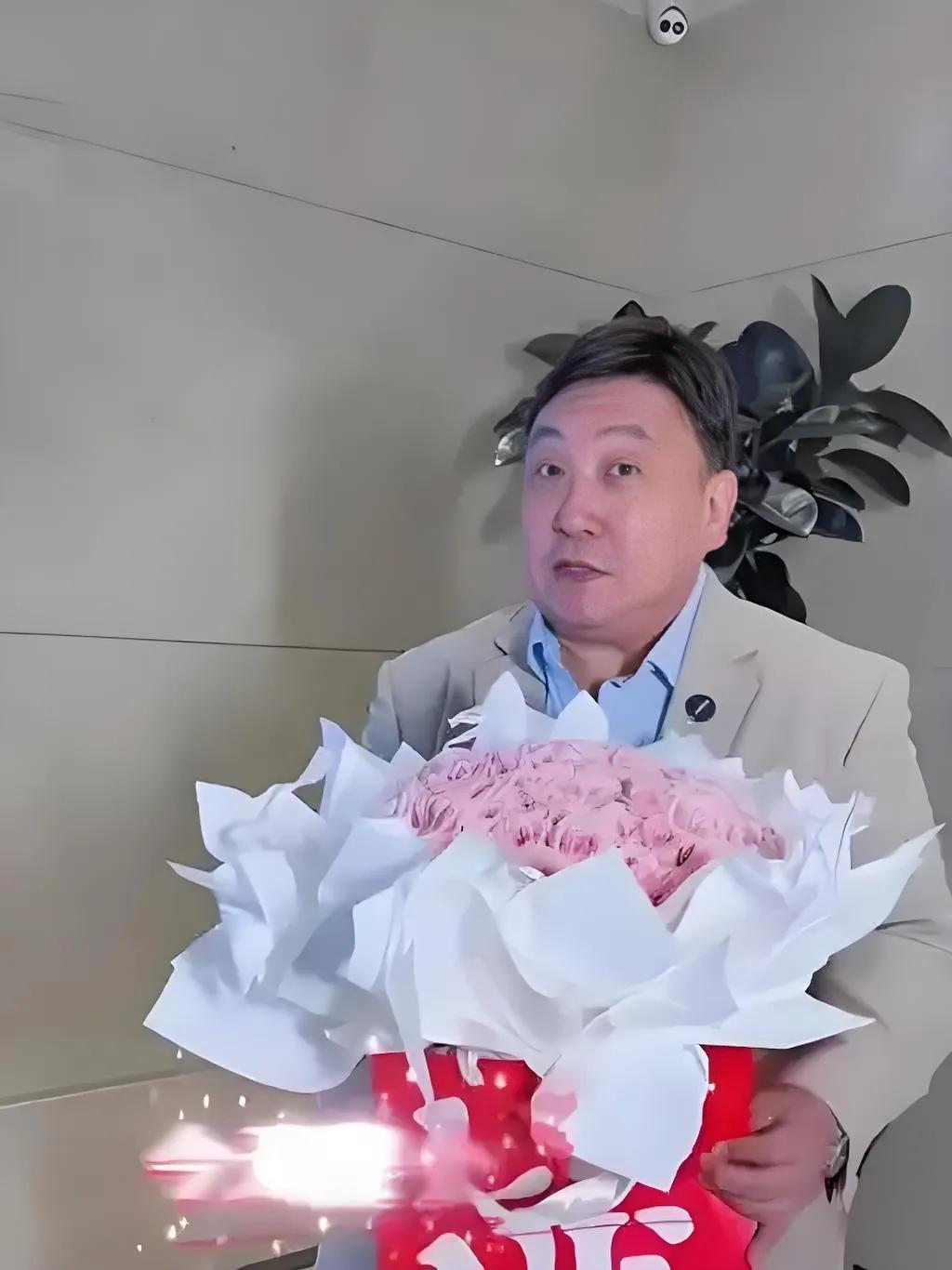 2025年8月25日，导演王晶在社交平台晒出为妻子庆生照片。画面中，妻子笑容温婉