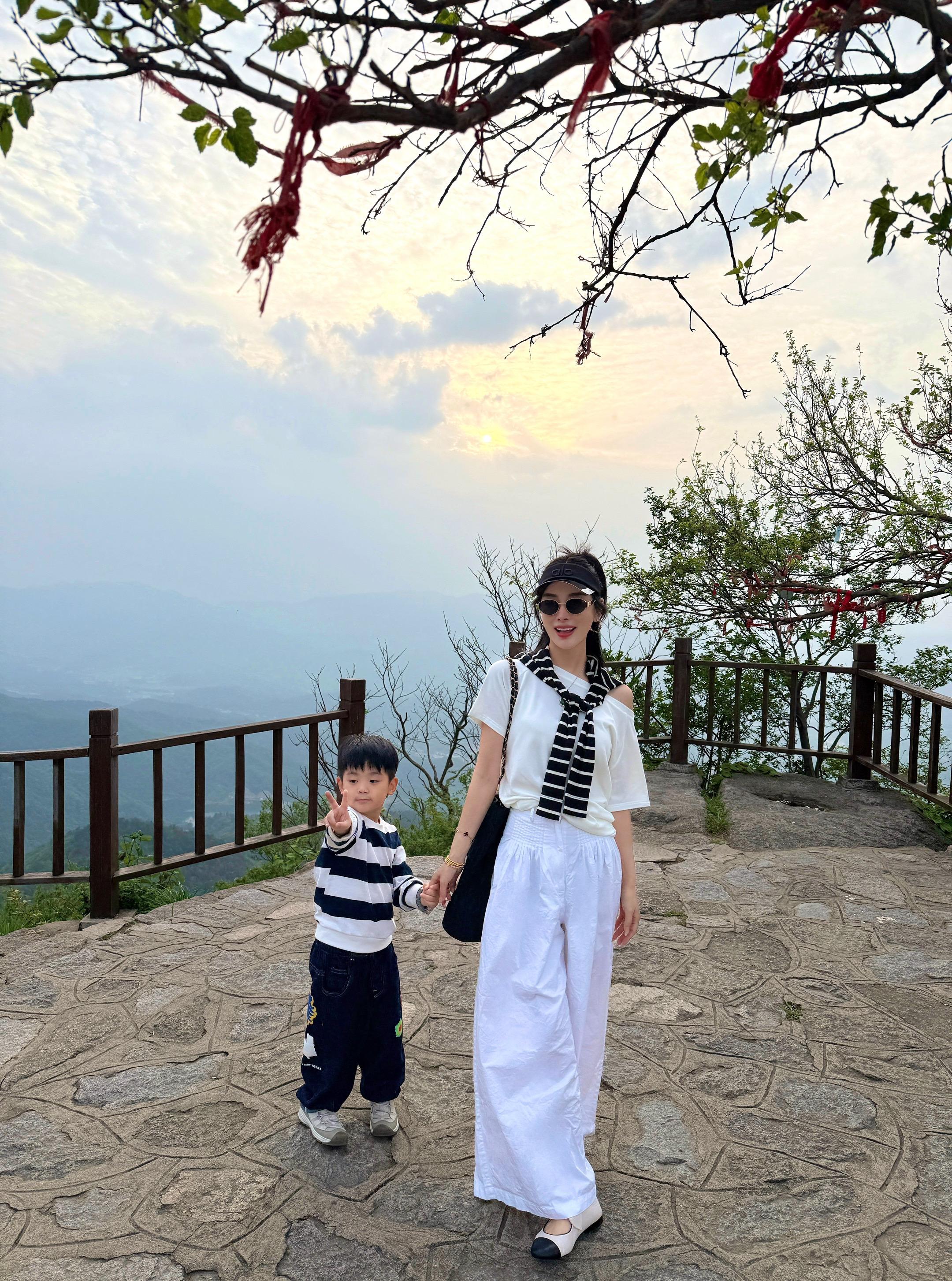 盼你长大 又怕你长大 希望你别总是找妈妈 但又担心你不再找妈妈  希望...