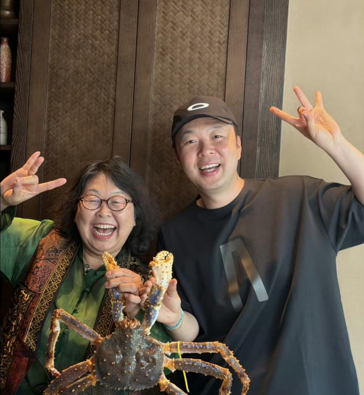 沈梦辰 到底哪个是海涛刷到杜海涛和母亲的合照，我盯着看三分钟，真心发问：到底哪个