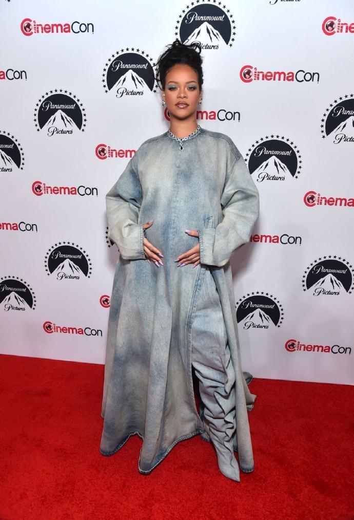 蕾哈娜最新造型穿搭，一身牛仔又美又飒！

Rihanna 最新红毯造型超清图赏，