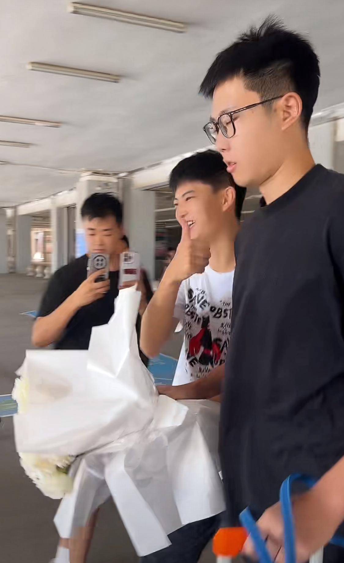 嘉仁也是家人！球员赵嘉仁抵达山西太原，受到球迷热烈欢迎。

7月12日上午，原浙