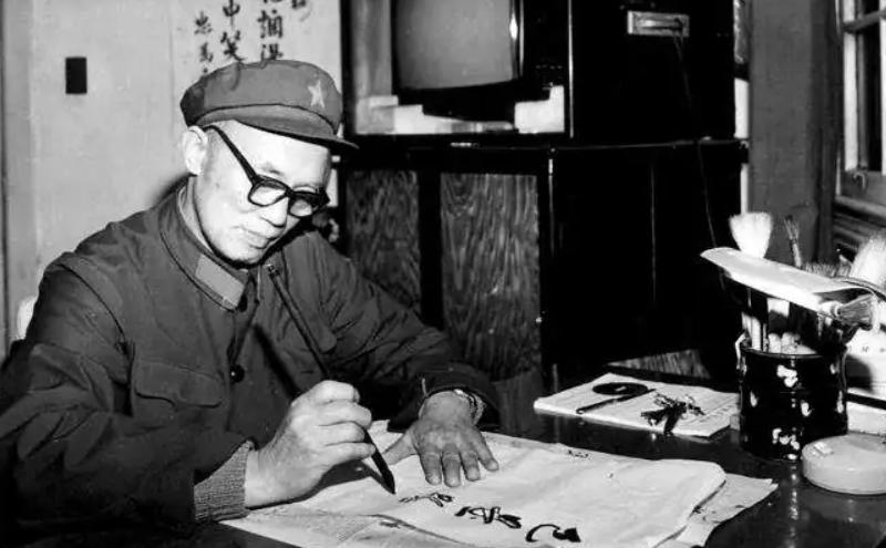 3次违抗林彪的少将钟伟，结局如何？临终叹：我死后，不必补薪水。三次违抗林彪的少将