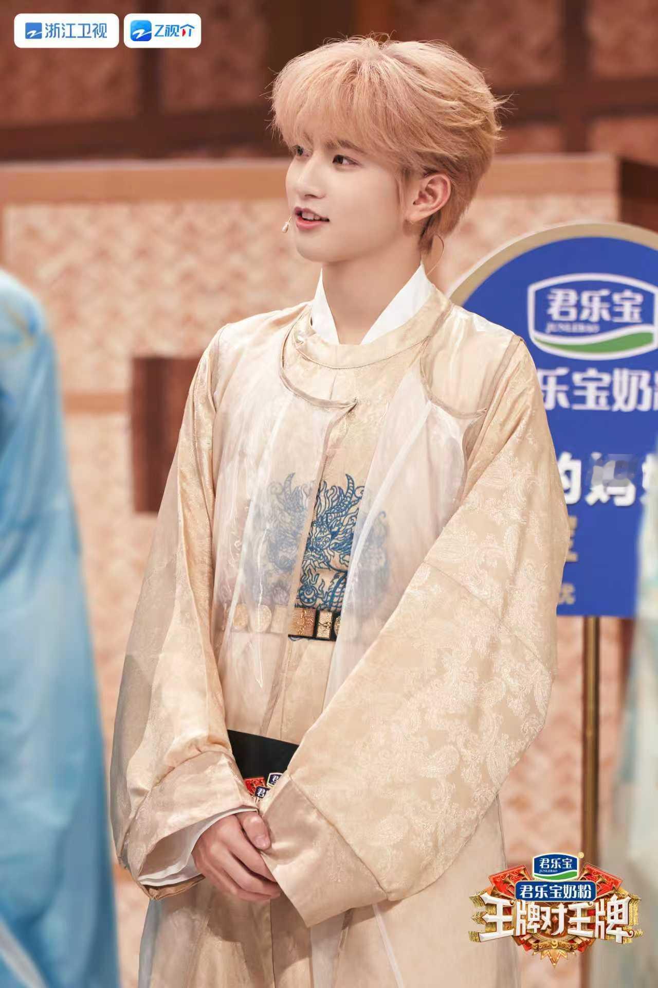 穆祉丞《王牌对王牌》古装剧照来啦！穆祉丞穿古装也好帅呀，期待你在王牌舞台上的精彩