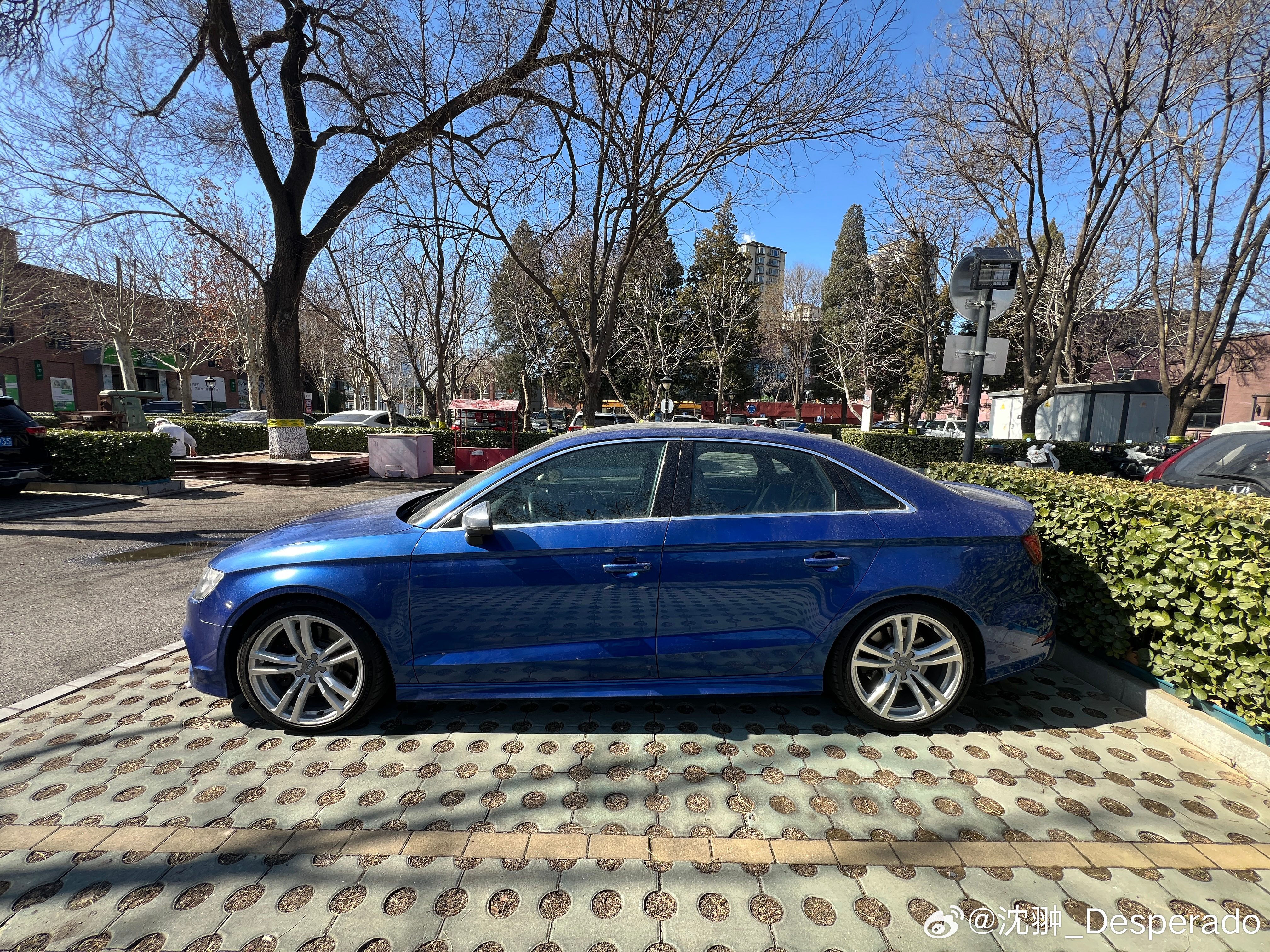 奥迪S3在外面停了一周，又是下雨又是下雪的，已经到不洗不行的程度了。 北京