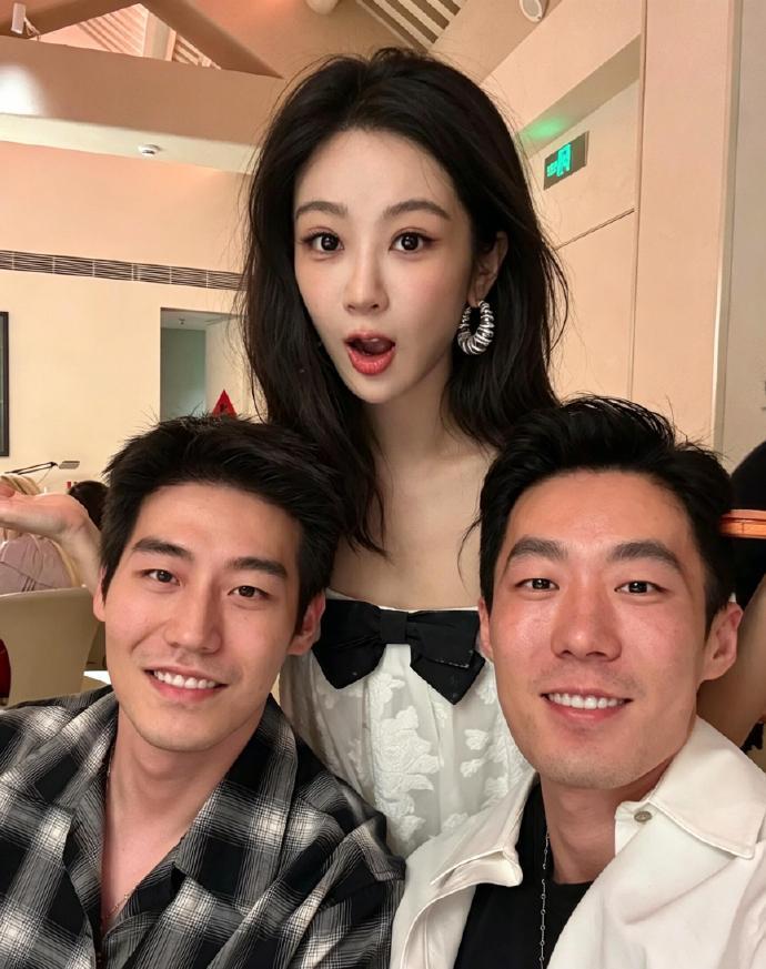 娱乐参加白玉兰庆功宴的杨紫参加白玉兰庆功宴的视后杨紫 参加白玉兰庆功宴的视后杨紫