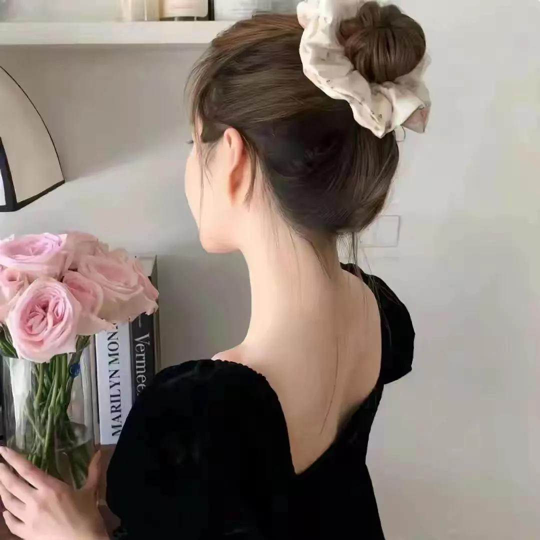 簪花美人倚书架，静看玫瑰入画来。粉裙簪花佳人 簪花气质美女 女神簪花写真 美人簪