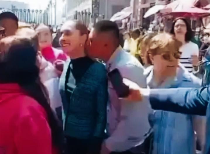 墨西哥这伙计也太大胆了吧！
光天化日之下，在大街上竟然敢对总统动手动脚！
辛鲍姆