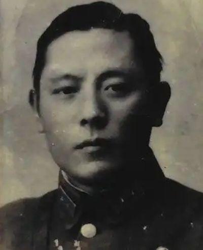 那一刻，南京城破。坚守南京太平门的中央军校教导总队第3旅副旅长雷震拖着...