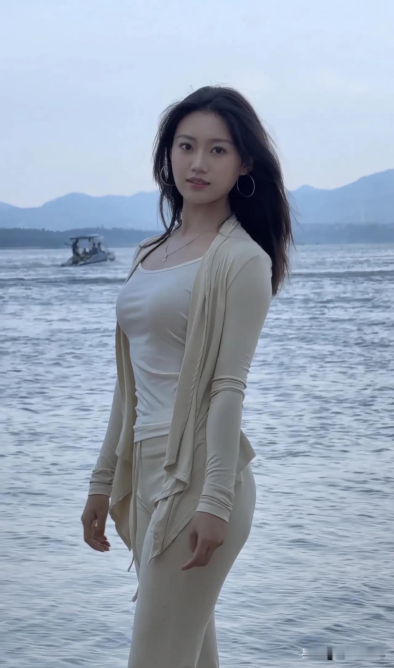 海风拂面，浪花轻吻脚踝，  
每个瞬间都藏着自由的味道。  
是追逐日落，还是静