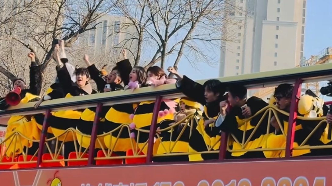 周五晚高疯 宇宙嗡嗡嗡周五晚高疯大家一块喊口号的时候 真的感觉到团魂了📢 有迪