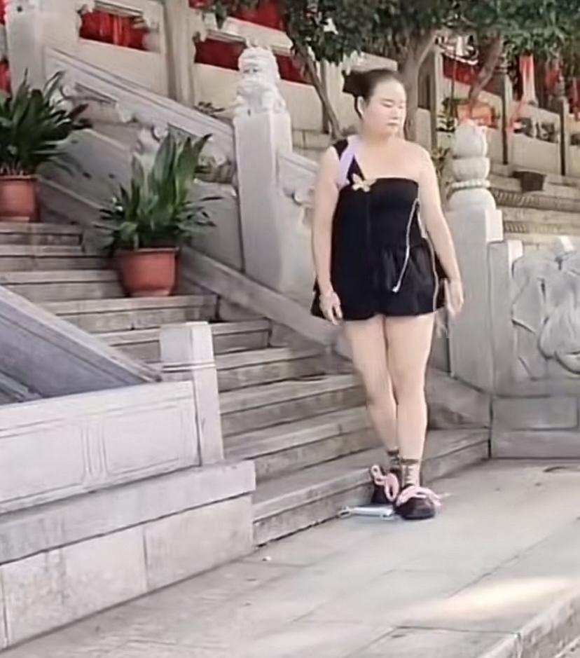 女子大闹寺庙，因穿着不雅不让她进去，她气愤不过，把几个大花盆拿起往地上摔，最后女