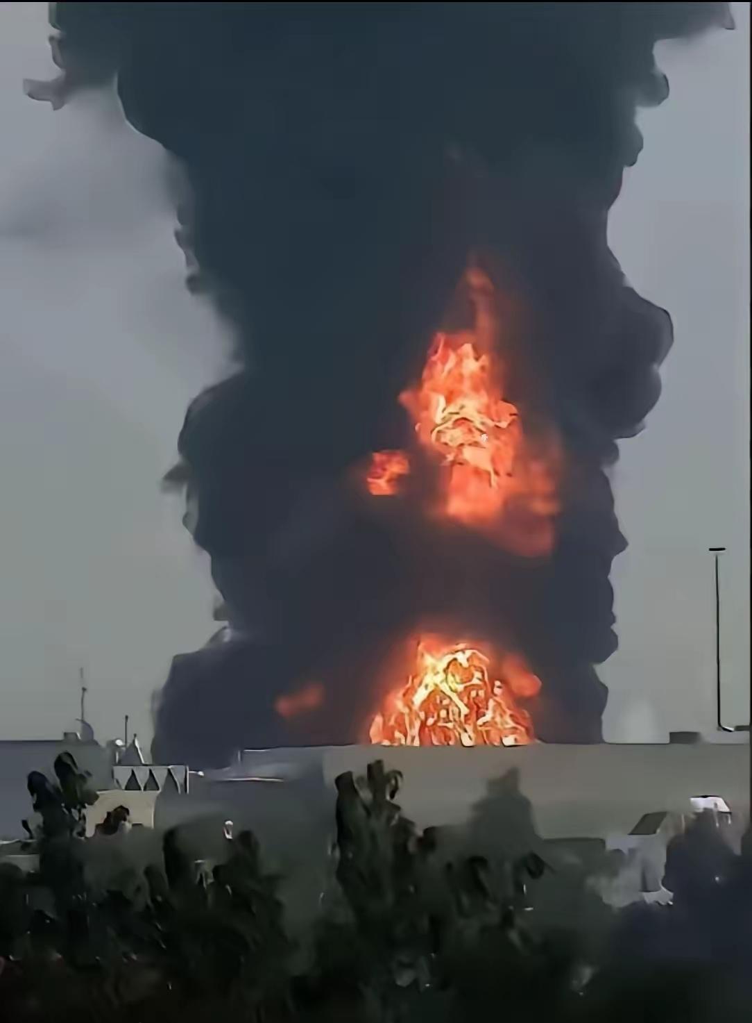 迪拜彻底完了！40年建设，14天毁于一旦

3月16日，迪拜机场遭遇无人机袭击，