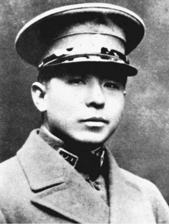 1926年，22岁的唐怡莹在丈夫离家的时候，与25岁的张学良发生了关系，几天后，