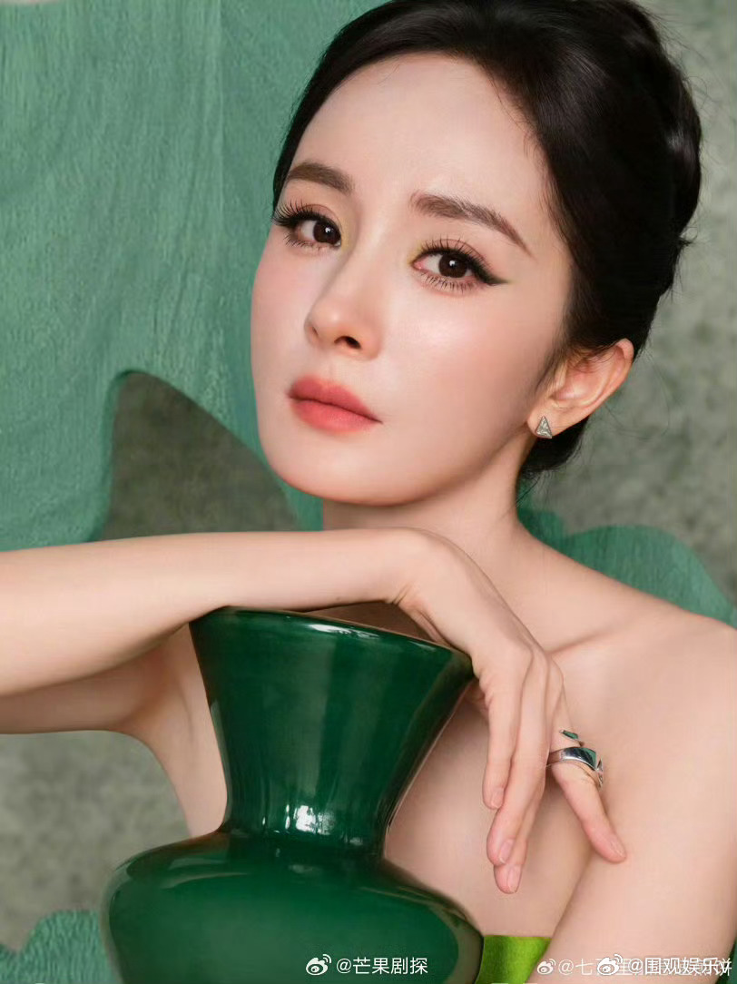 杨幂翡翠美人杨幂翠绿琉璃裙 我去，这套裙子真的太显身材了，好漂亮 
