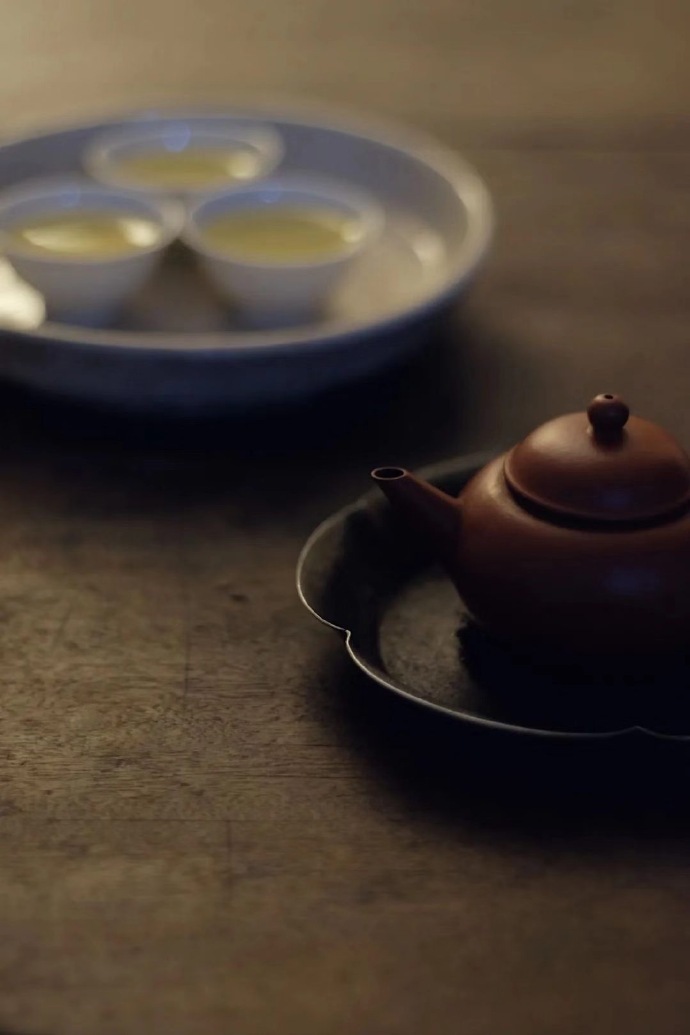 汪曾祺在《慢煮生活》中写过一段话：“你很辛苦，很累了，那么坐下来歇一会儿，喝一杯