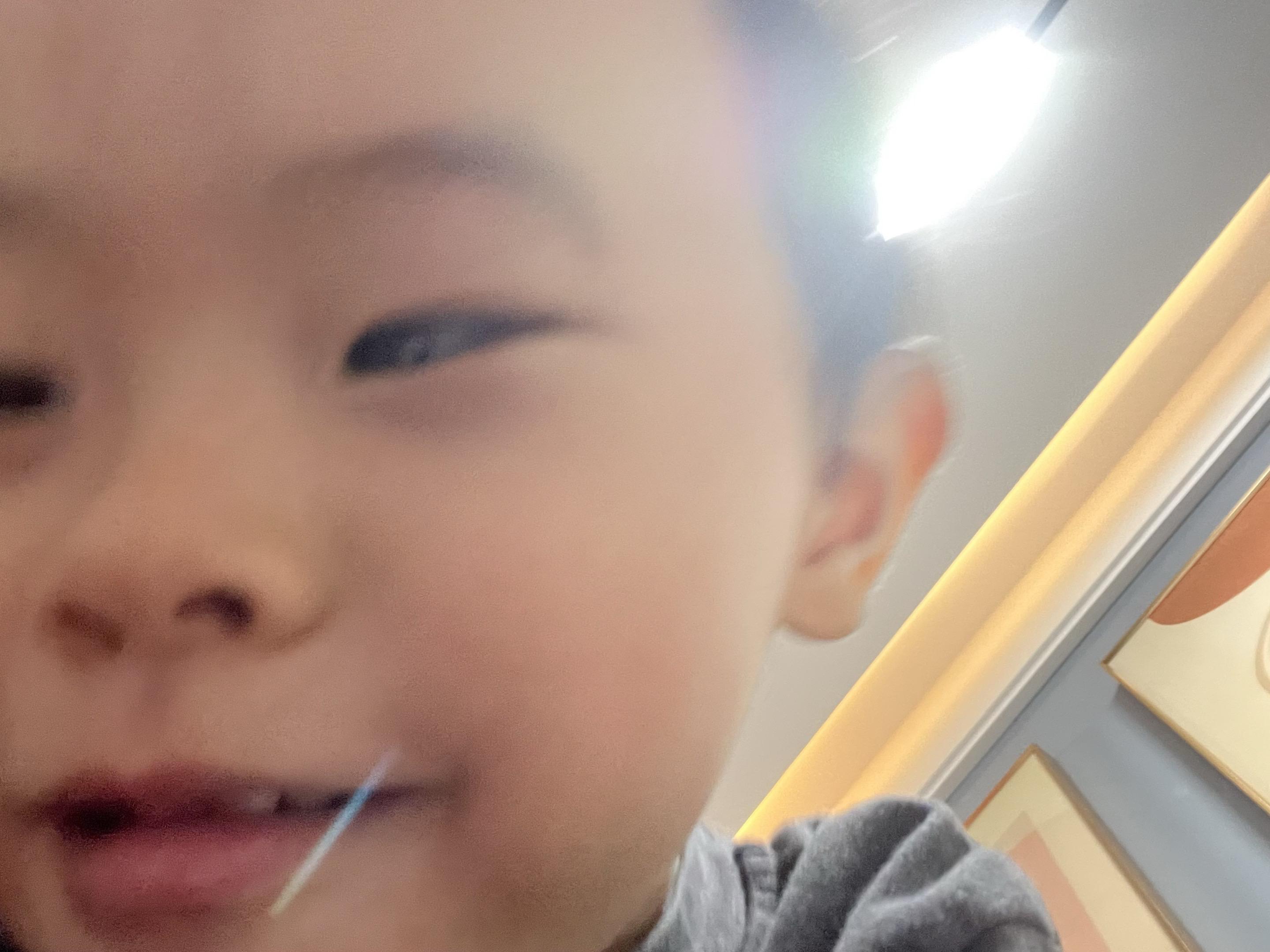 手机突然多了两张幼儿自拍