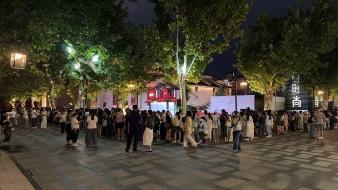许凯一瓯春杀青《一瓯春》杀青！许凯这状态说是刚出道我都信，soso咱拍戏归拍戏，