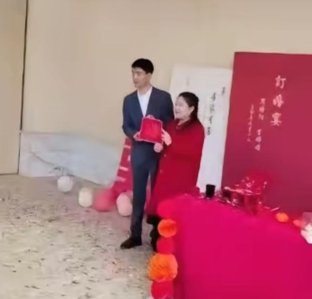 “天涯何处皆芳草”，离开她又不是活不了。人生豪迈，大不了从头再来。如果是为情所困