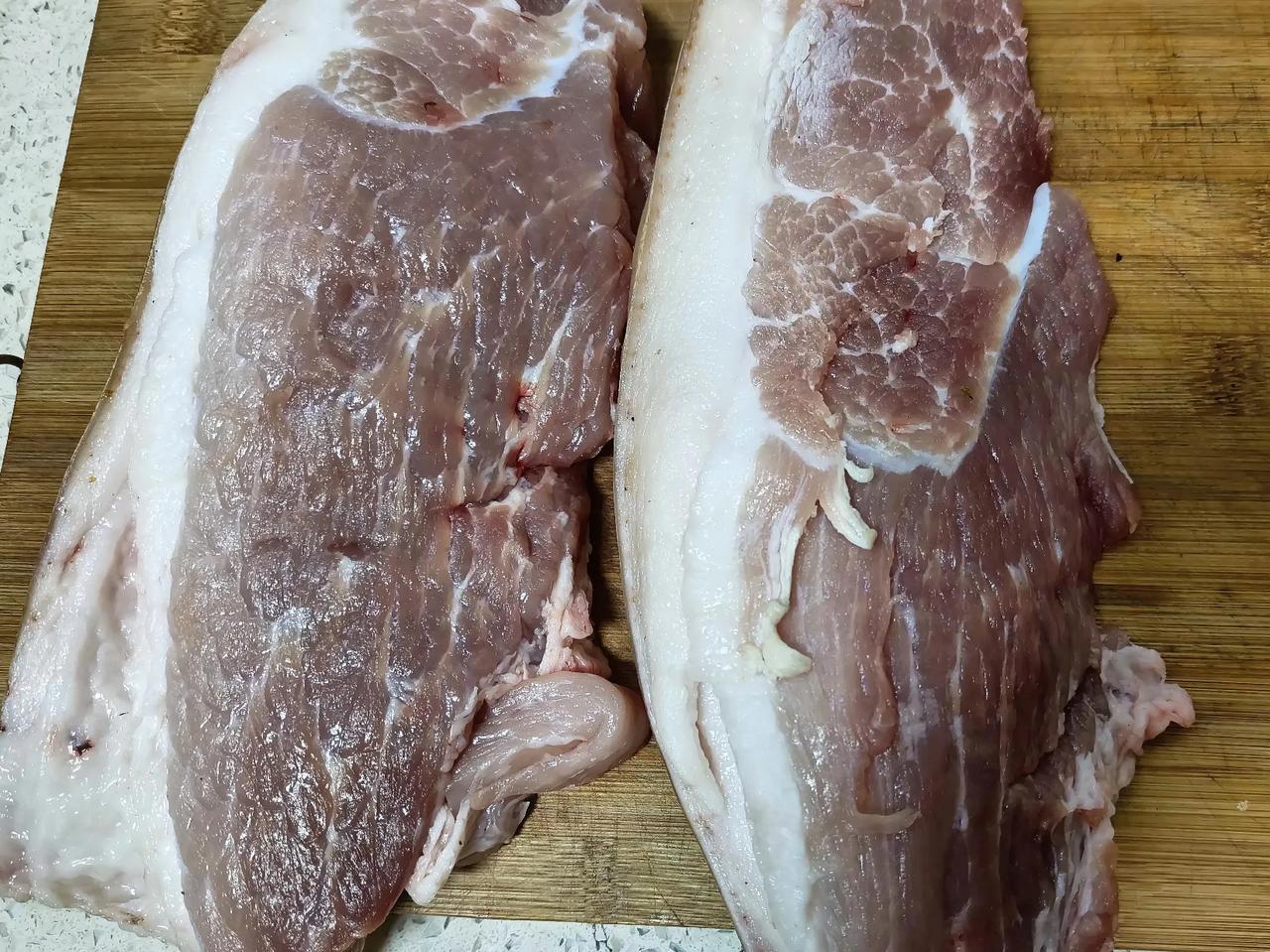 昨晚去超市买猪肉，发现后腿肉仅七块九毛八一斤，前腿肉也只要九块九毛八一斤。看到猪