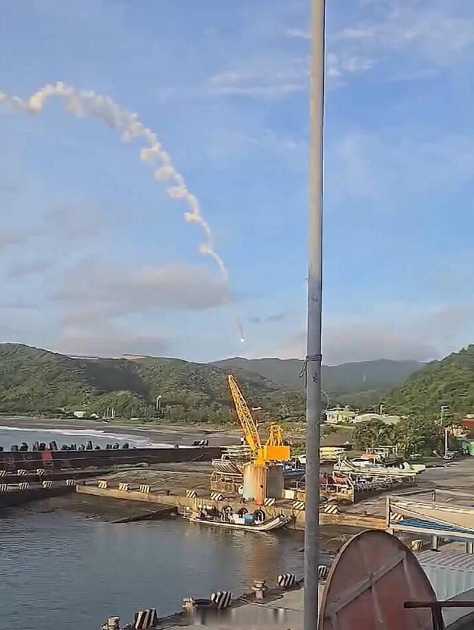 【台湾火箭测试坠落山区 目击民众惊慌】台湾火箭发射失败19日清晨，台湾地区科研机