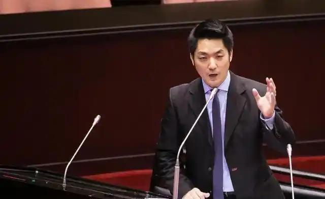 2026年县市长选战临近，岛内蓝绿阵营的布局逐渐进入加速阶段。

对国民党主席郑