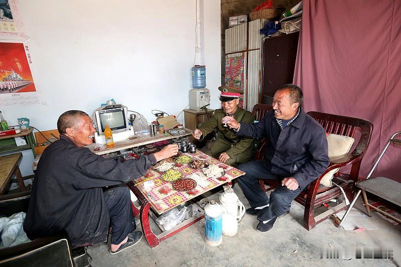 农民奋斗一生的最终目的，各有各的答案。
老张这样的农民，一辈子守着土地，早出晚归