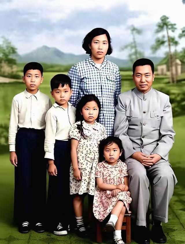 华主席全家福，难得一见