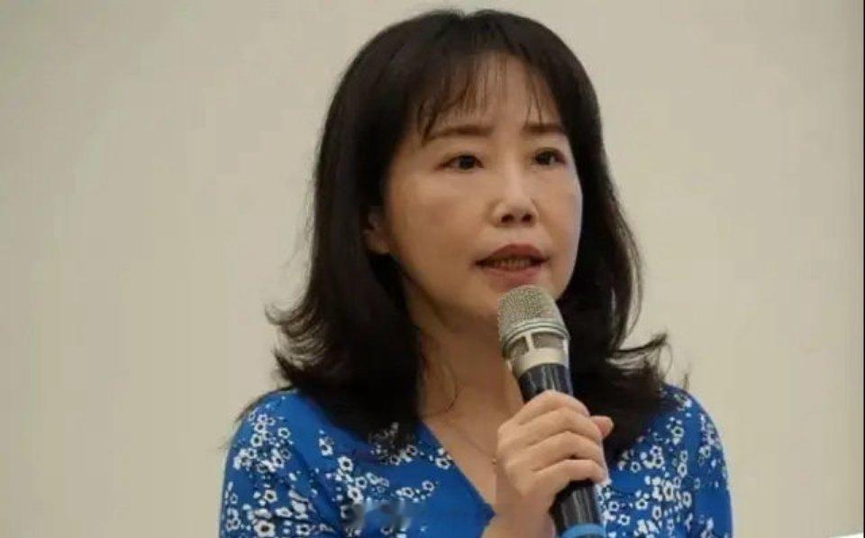 在郑丽文的授意下，尹乃菁修正了表态！赖清德窜访泡汤，尹乃菁第一时间对此回应称，对