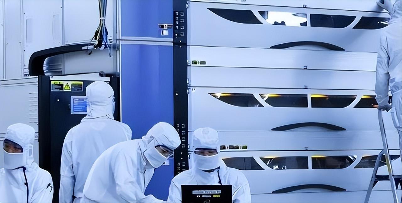 美国突然甩出一份起诉书，直接炸穿了 AI 芯片走私的黑幕。

美超微的联合创始人