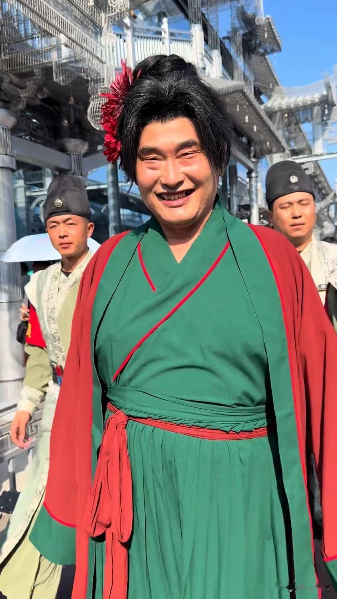 体制外的人穿衣搭配就是自由
红配绿这种对比色服饰一般人不敢穿