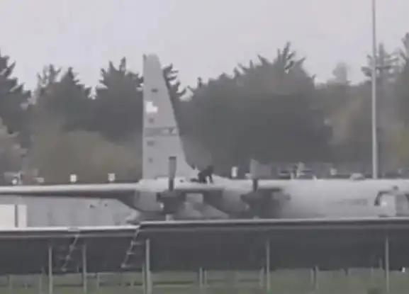 劈C130！爱尔兰男子闯机场砸美军运输机，全球部署安全漏洞引担忧


当地时间4